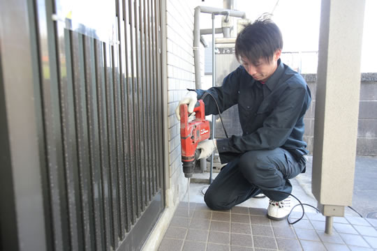 【玄関】穿孔処理 写真
