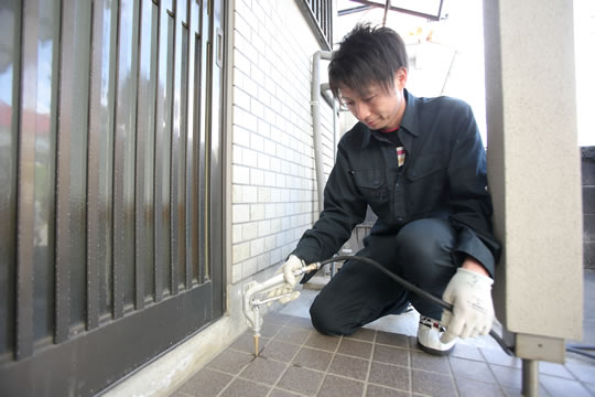 【玄関】薬剤注入処理 写真